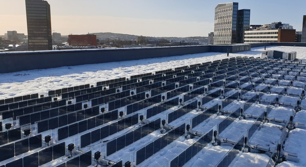 Soláry na sněhu. Norský fotbalový stadion má největší vertikální solární elektrárnu světa