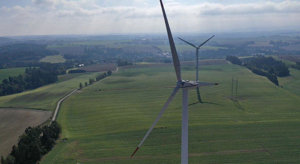 Větrné turbíny jsou stále větší a těžší. V Norsku se ulomil obří list velikosti boeingu