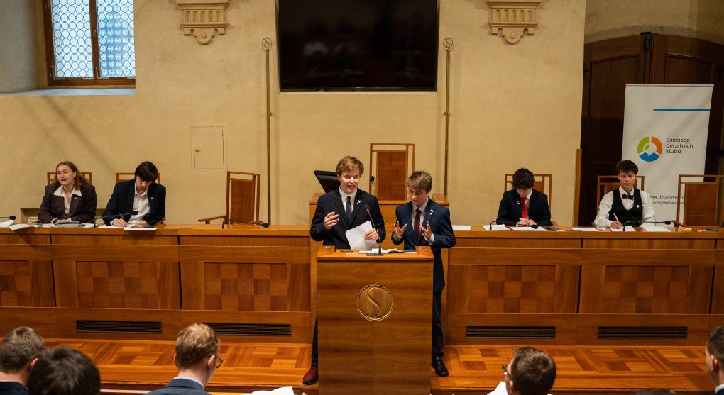 Středoškoláci debatovali o daňové reformě. Zvítězilo soukromé gymnázium