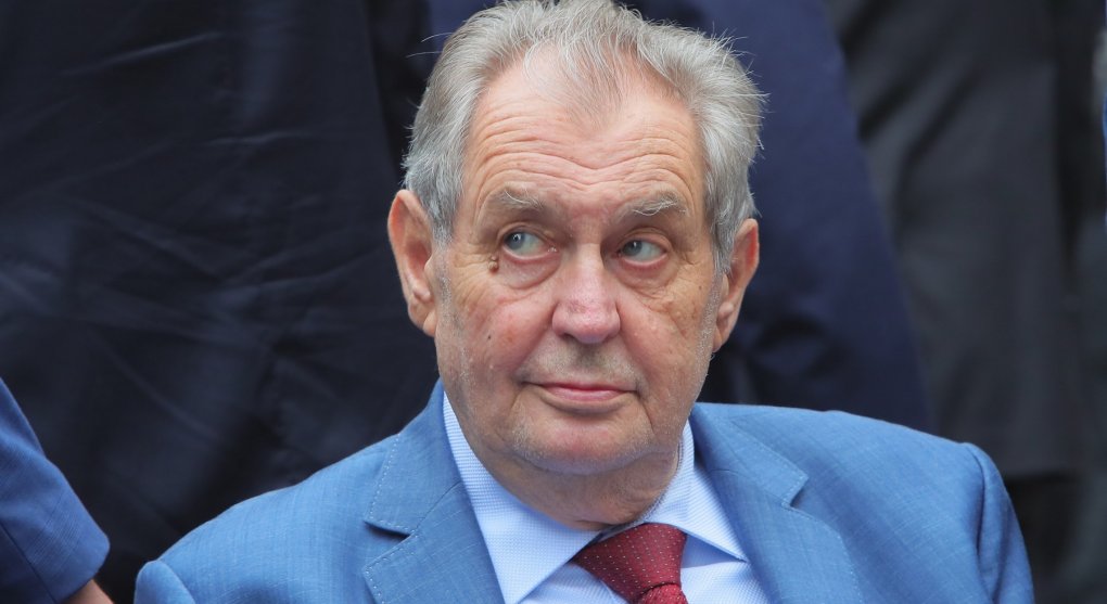 Dělá si z nás Zeman legraci? Jeho volání po zrušení kontrol na Hradě je výsměch