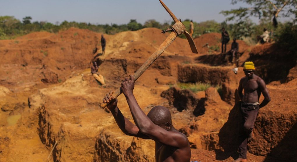 Téměř polovina africké produkce zlata se prodává nelegálně. Končí v Emirátech a Švýcarsku