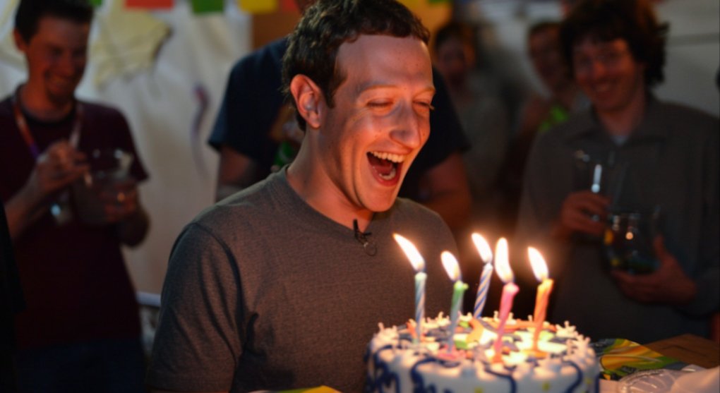 Zuckerberg slaví 40 jako pán. S Billem Gatesem a v kopiích míst, kde rostl, studoval a kódoval Facebook