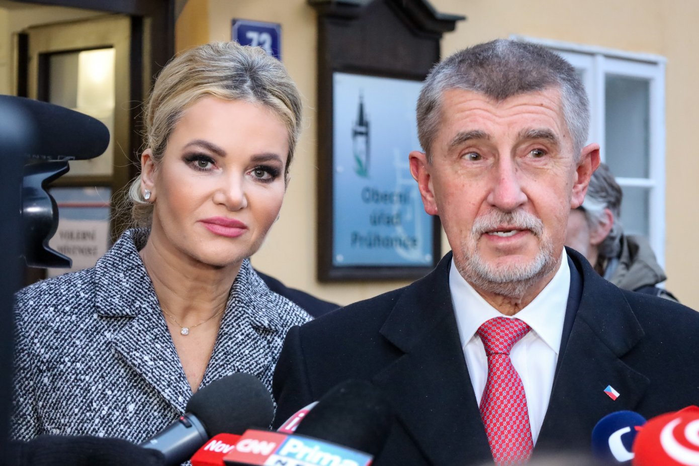 Monika Babišová a poslanec Andrej Babiš po volbě ve druhém kole v Průhonicích