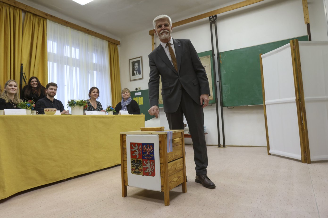 Petr Pavel volil v obci Černouček na Litoměřicku