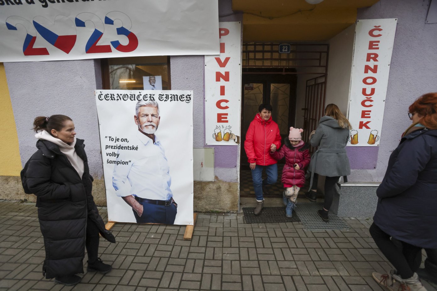 Petr Pavel volil v obci Černouček na Litoměřicku