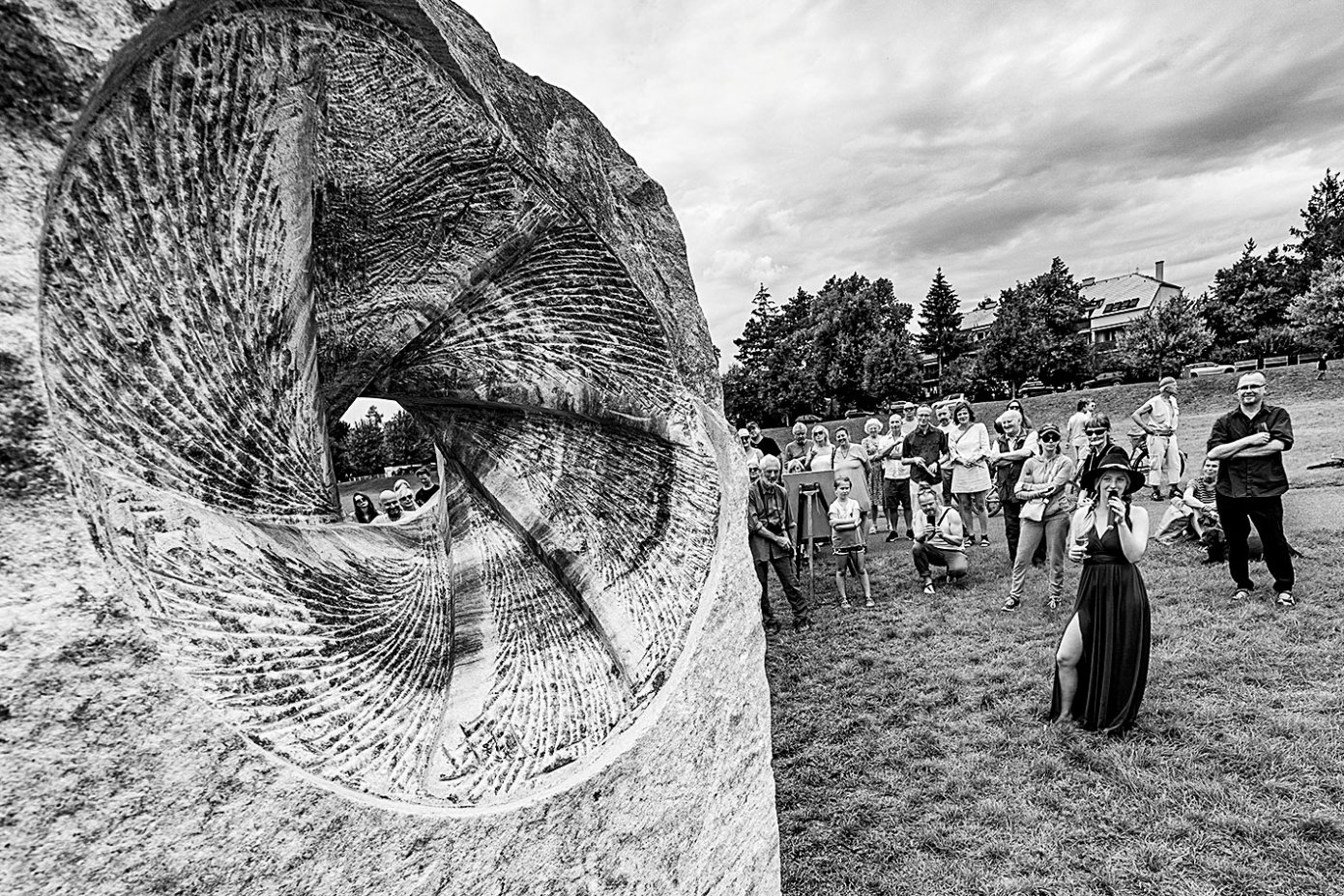 Fotografická clona Elisabeth Habermannové. Ta je z rodiny kovářů; podle ní je toto řemeslo pro ženu těžké, a ulehčila si tak tím, že se stala sochařkou.