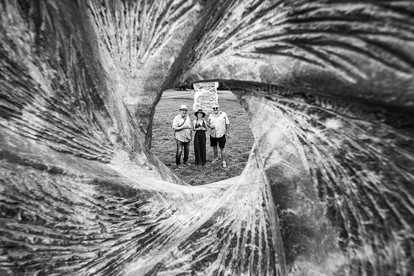 Fotografická clona Elisabeth Habermannové. Ta je z rodiny kovářů; podle ní je toto řemeslo pro ženu těžké, a ulehčila si tak tím, že se stala sochařkou.