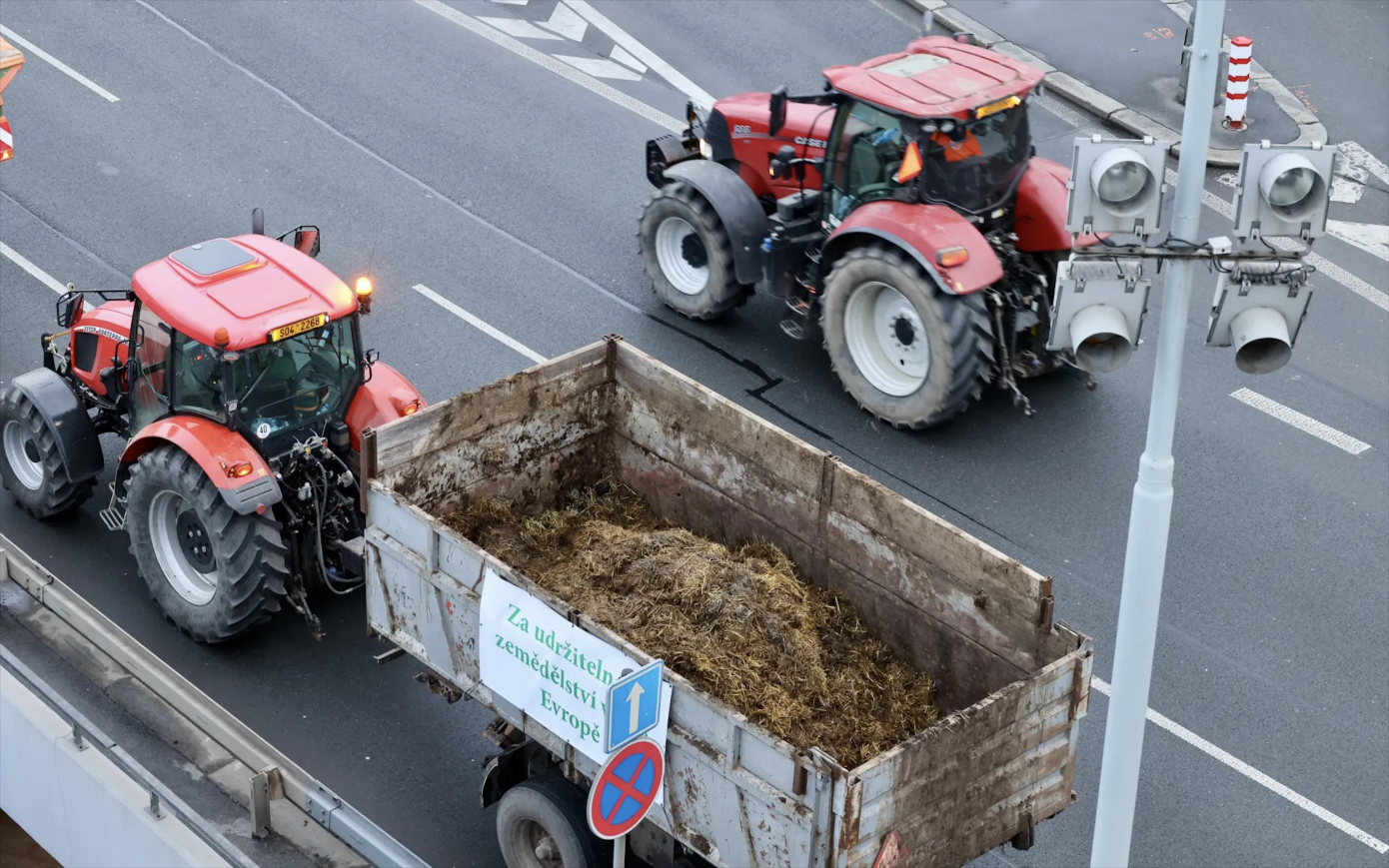 Část zemědělců ráno zastavila se svými stroji i před budovou Národního muzea na Václavském náměstí.