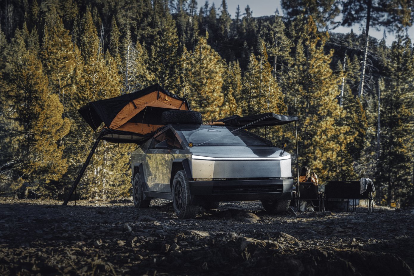 "CyberCamping": Nový "Cyberlanding" kit umožňuje kempování s Tesla Cybertruck