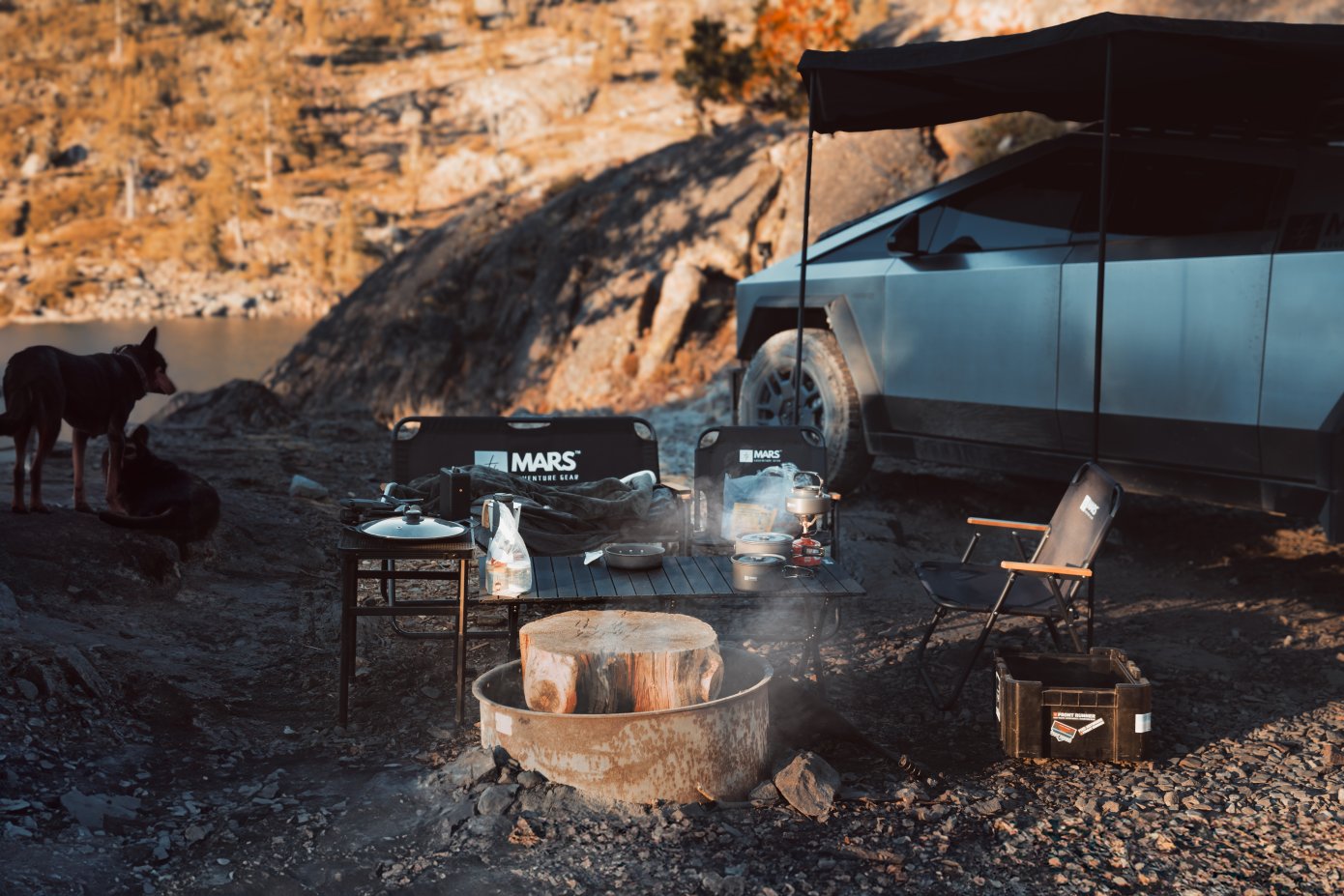 "CyberCamping": Nový "Cyberlanding" kit umožňuje kempování s Tesla Cybertruck