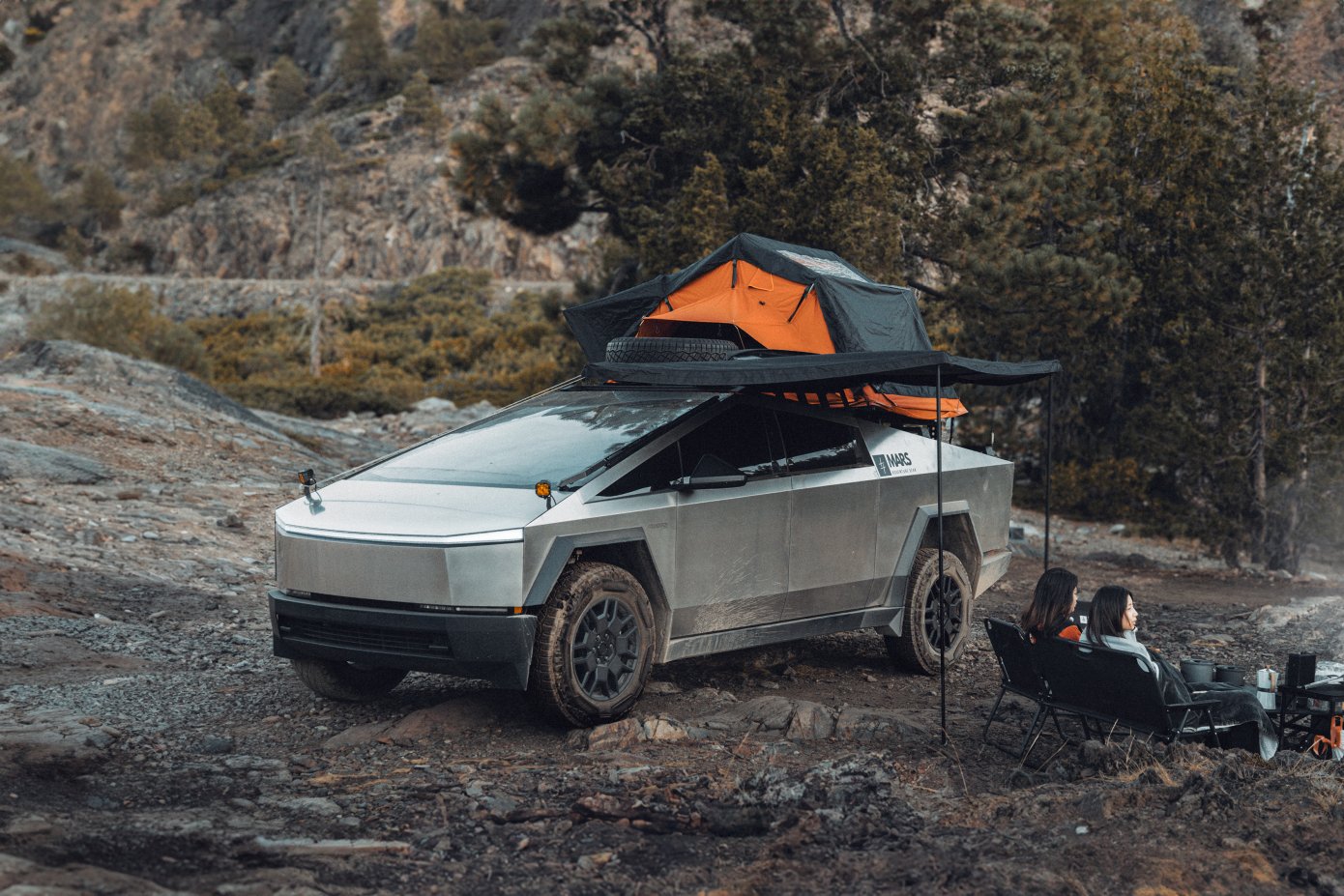 "CyberCamping": Nový "Cyberlanding" kit umožňuje kempování s Tesla Cybertruck