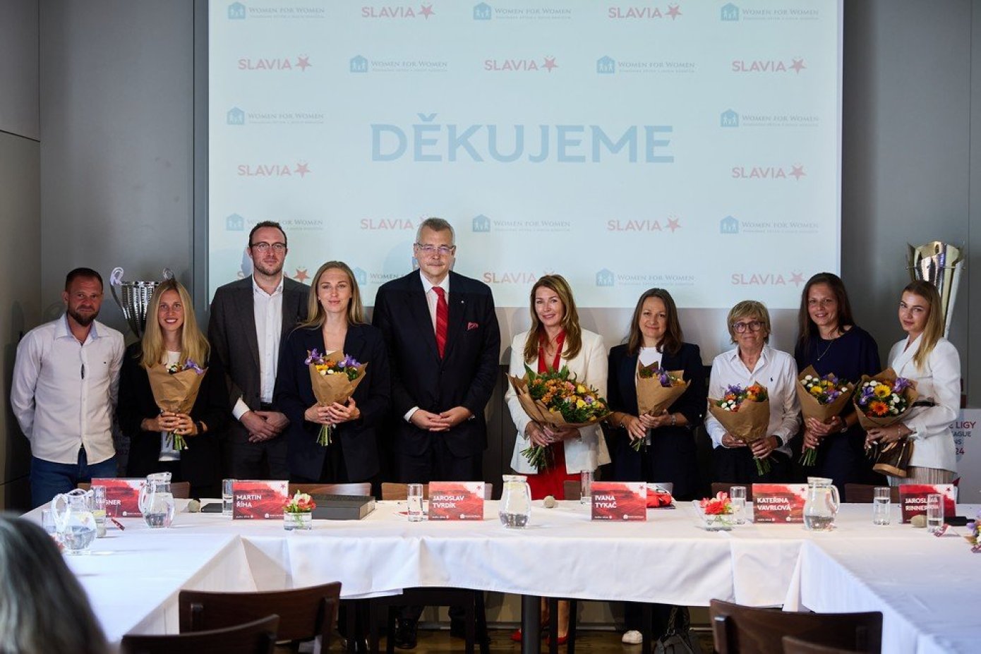 Jiří Vágner, Jaroslav Tvrdík, Jaroslava Rinnerová, Martin Říha, Kateřina Svitková, Barbora Votíková, Ivana Tykač, Diana Bartovičová a Gabriela Šlajsová na předsezonní tiskové konferenci